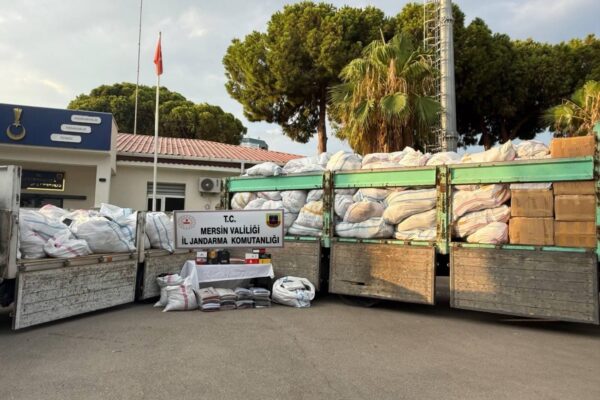 MERSİN’DE KAÇAK GİYİM OPERASYONU: 20 BİN 638 ÜRÜN ELE GEÇİRİLDİ