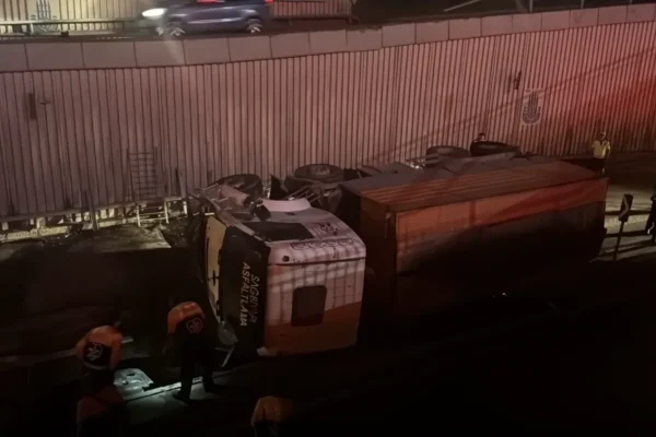 İBB’ye bağlı asfalt kamyonu virajı alamayarak alt geçit yoluna düştü – Haber Hürriyeti