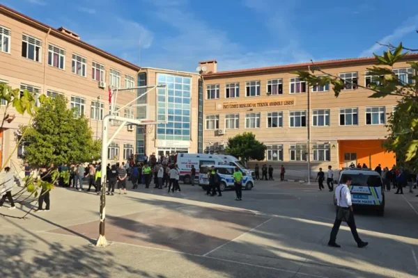 Manisa Turgutlu’da okul önünde silahlı saldırı
