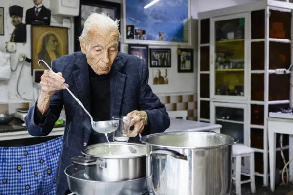 80 yıllık dükkanına veda etti. Eşref amca sırrını kaliteli malzeme diye açıkladı
