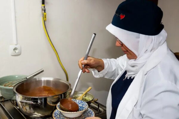 Tadan bir daha istiyor, kaşık kaşık şifa dağıtıyor. Ne tarhana ne mercimek, kuşburnundan yapılıyor