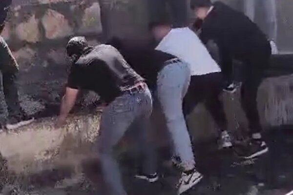 Sivas’ta sıra dışı düğün: Damat köy çeşmesinde yıkandı