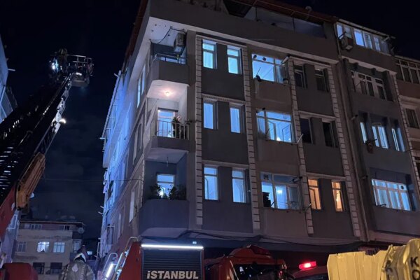 Zeytinburnu’nda 5 katlı binanın bodrumunda yangın