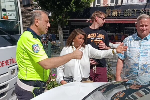 Antalya’da kazada haklı olduklarını anlatamayan turistlere vatandaşlar sahip çıktı