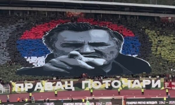 Derbi maçta tepki çeken görüntü. 8 bin insanı öldürmüştü, fotoğrafını açtılar