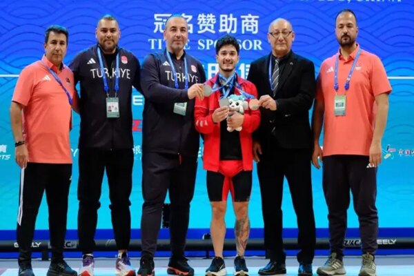Halterde ilk madalyalar Özbek’ten geldi