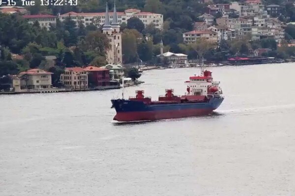 Bulgaristan açıklarında İHA’ların vurduğu iki gemiden biri battı. Kurtarılanlardan 11’i Türk