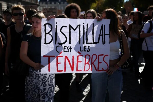 Fransa’da eylemciler neden “Bismillah, c’est les ténèbres” sloganını kullanıyor?