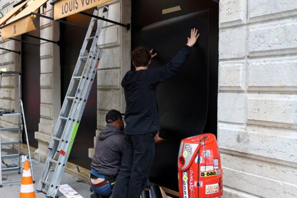 Paris’te yağma korkusu. Vitrinler tahtalarla kapatıldı