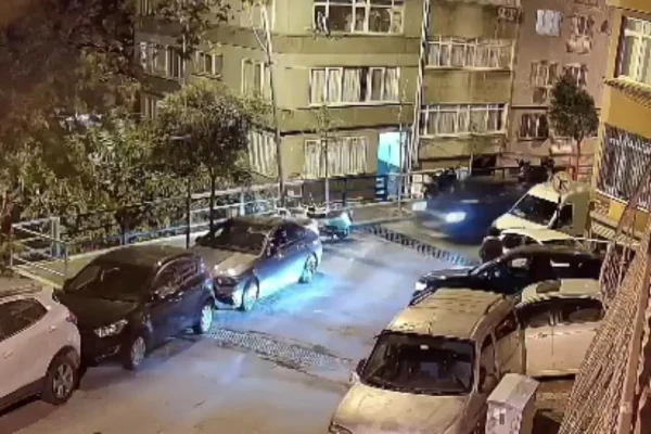 ‘Dur’ ihtarına uymayan alkollü sürücü park halindeki araçlara çarptı – Haber Hürriyeti