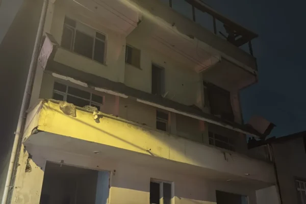 Boşaltılan binada balkon çöktü, sokak giriş-çıkışa kapatıldı – Haber Hürriyeti