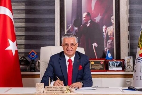 Kemer Belediye Başkanı Topaloğlu ve 8 meclis üyesi CHP’den istifa etti