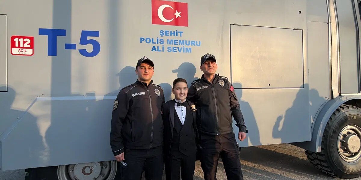 Şehit oğluna anlamlı hediye. Babasının adının verildiği TOMA sünnet arabası oldu