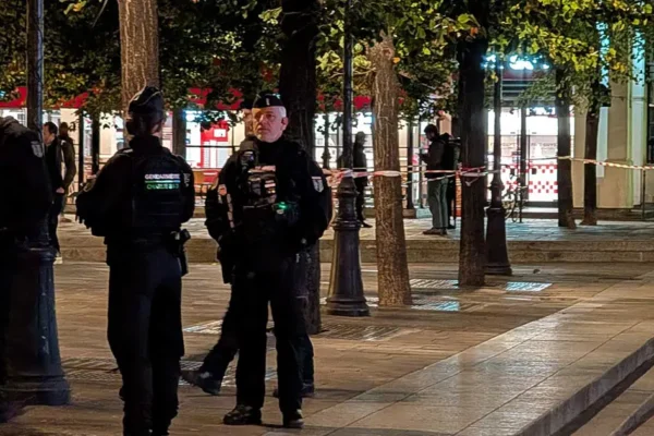 Fransa’da Paris ve bazı kentlerdeki kısmi sokağa çıkma yasağı uzatıldı