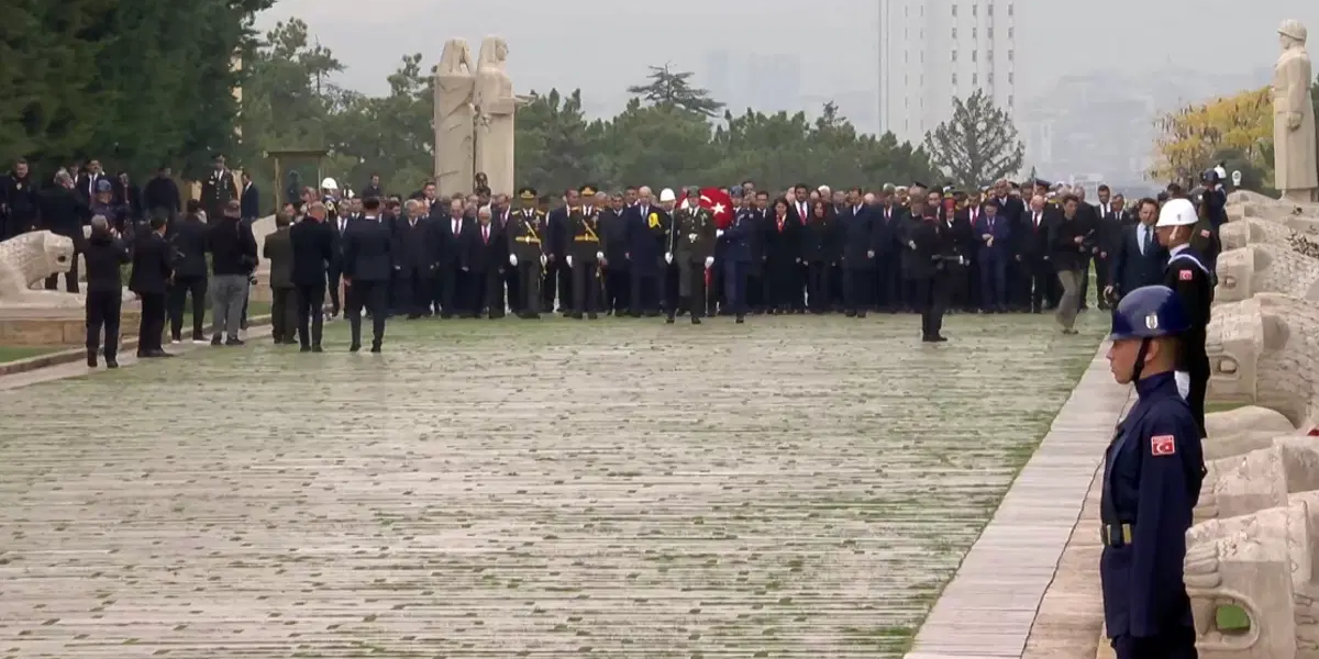 Cumhuriyet 103 yaşında. Devlet erkanı Ata’nın huzurunda