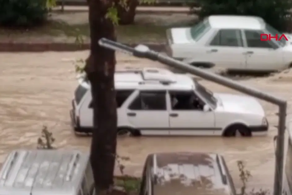 Mersin’de şiddetli sağanak: Cadde ve sokaklar göle döndü