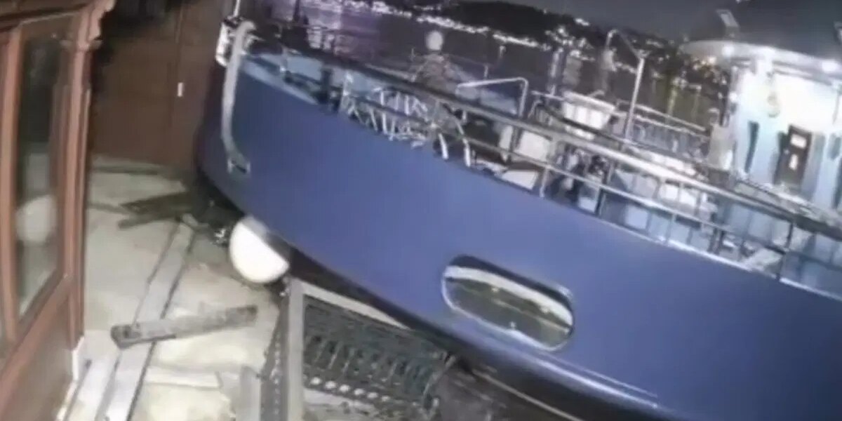 Boğaz’da yolcu vapuru 200 yıllık yalıya çarptı