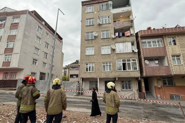 Küçükçekmece’de 7 katlı bina tahliye edildi. Çatlama sesleri geldi