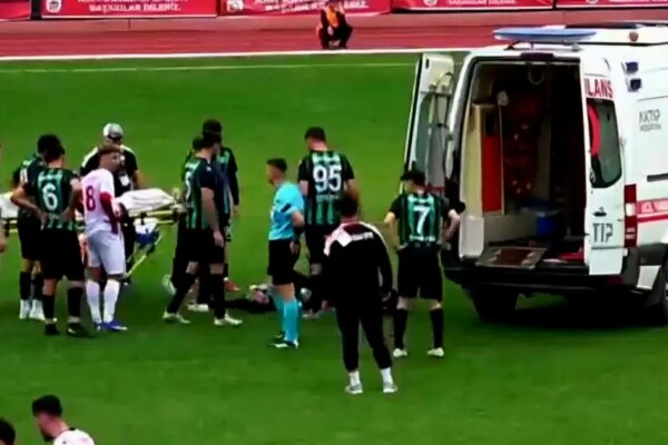 35 yaşındaki futbolcu sahada kalp krizi geçirdi