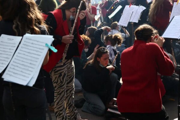 Eylemlere destek için sokağa çıkan orkestra, gaz altında bile susmadı. Şarkılar dikkat çekti
