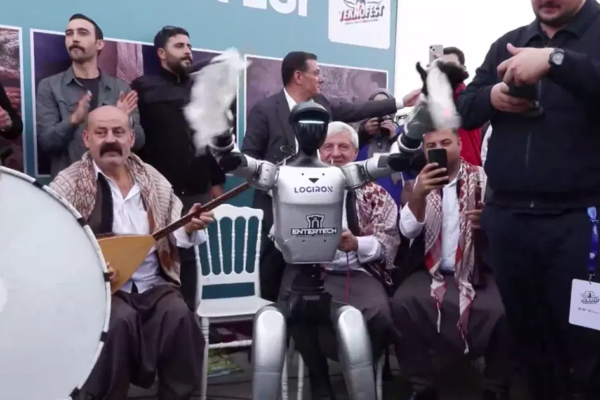Teknofest’te renkli görüntüler. İnsansı robot halay çekti