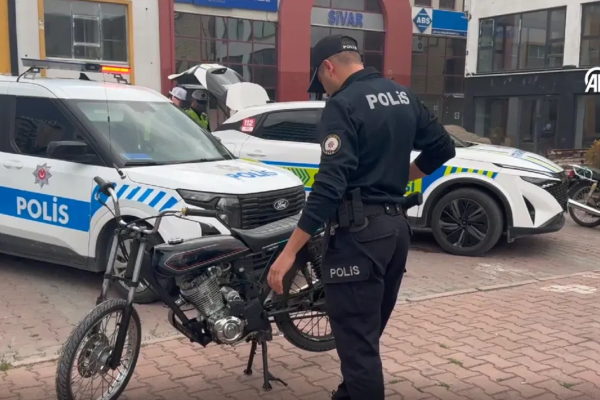 Ehliyetsiz, plakasız, 16 yaşındaki motosiklet sürücüsüne 351 bin lira ceza