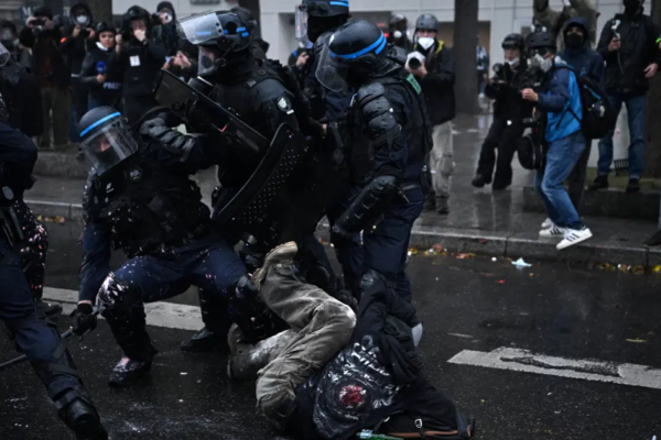 Fransa’da tansiyon yüksek. Polis göstericilere müdahale etti