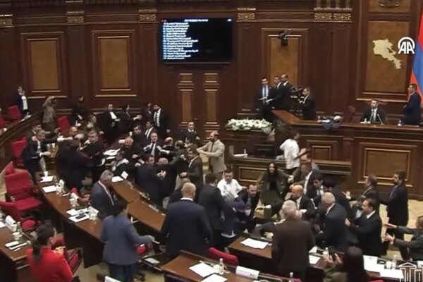 Ermenistan Parlamentosu’nda tekmeler yumruklar havada uçuştu