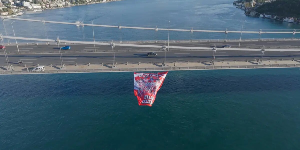 “3 Kupa, 1 Şampiyon” Filenin Sultanları’nın bayrakları İstanbul Boğazı’nı süslüyor