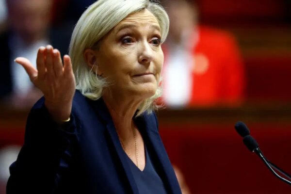 Fransa’daki kaos devam ediyor. Le Pen sokaktaki öfkeyi oya çevirme peşinde