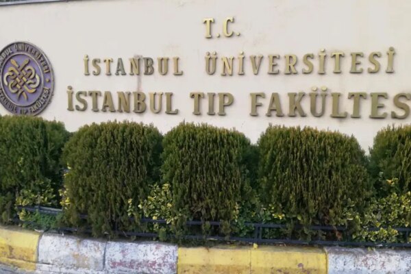 Çapa’da kadın tuvaletinde sapık paniği. Flaş patlayınca yakayı ele verdi