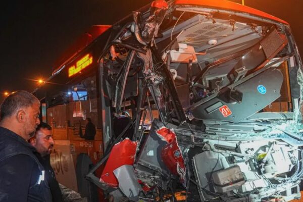 Belediye otobüsü kaza yaptı: 24 yaralı – Haber Hürriyeti