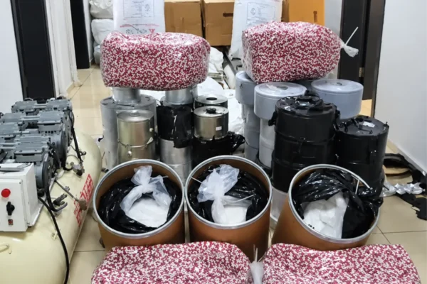 MERSİN’DE SENTETİK ECZA DEPOSUNA BASKIN: 100 KİLOGRAM HAMMADDE ELE GEÇİRİLDİ