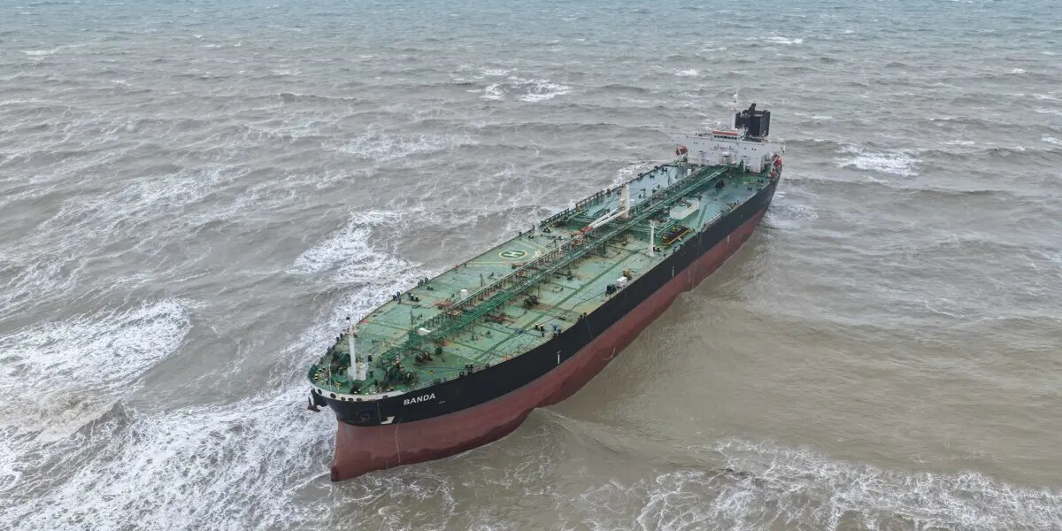 Sarıyer’de karaya oturan petrol tankeri kurtarıldı