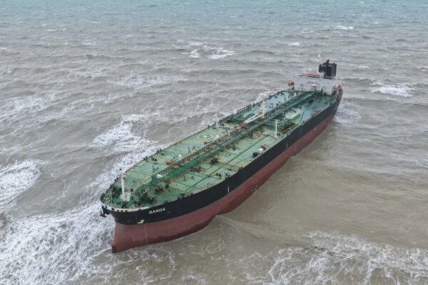 Sarıyer’de karaya oturan petrol tankeri kurtarıldı