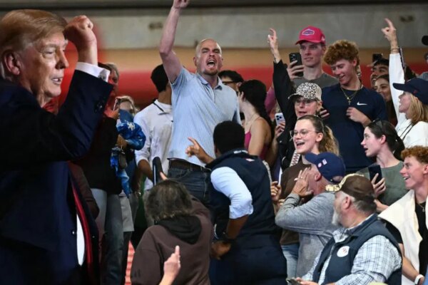 Mitingde Trump’ı protesto edenler yaka paça salondan atıldı